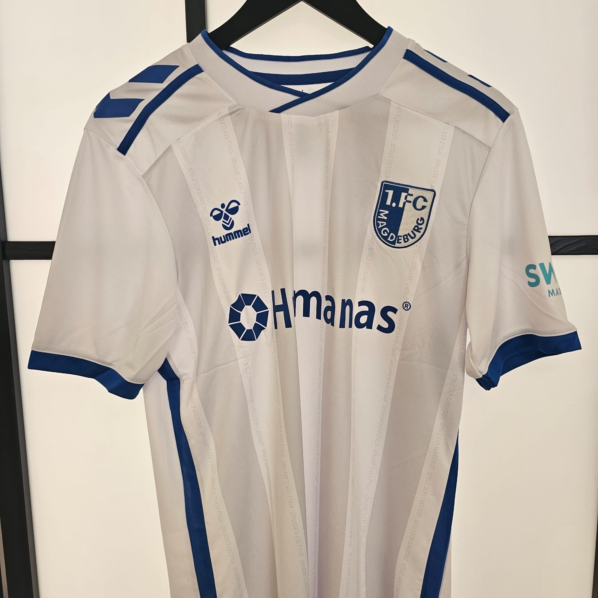 1. FC Magdeburg Auswärtstrikot 2024/2025 – Gemeinsam stark auf fremdem Rasen